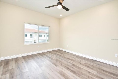 Townhouse in Davenport, Florida 4 bedrooms, 206.61 sq.m. № 2113818 - photo 13