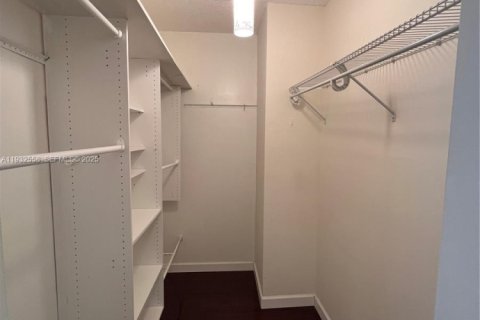 Снять в аренду кондоминиум в Корал-Гейблс, Флорида 3 спальни, 130.06м2, № 1990987 - фото 13