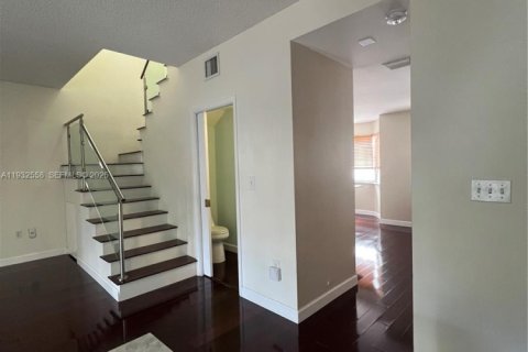 Снять в аренду кондоминиум в Корал-Гейблс, Флорида 3 спальни, 130.06м2, № 1990987 - фото 7