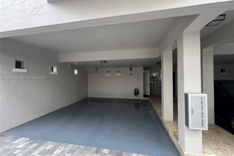 Снять в аренду кондоминиум в Корал-Гейблс, Флорида 3 спальни, 130.06м2, № 1990987 - фото 3