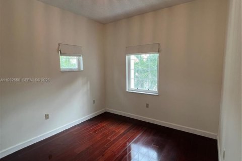 Снять в аренду кондоминиум в Корал-Гейблс, Флорида 3 спальни, 130.06м2, № 1990987 - фото 9