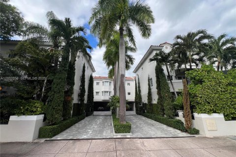 Снять в аренду кондоминиум в Корал-Гейблс, Флорида 3 спальни, 130.06м2, № 1990987 - фото 1