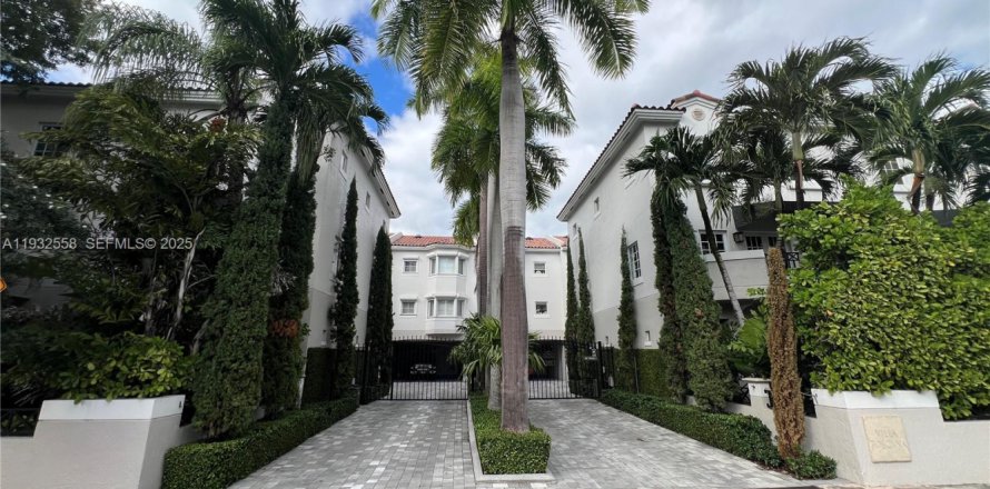 Кондоминиум с 3 спальнями в Корал-Гейблс, Флорида № 1990987