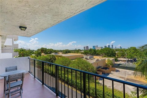 Condominio en alquiler en Fort Lauderdale, Florida, 2 dormitorios, 103.12 m2 № 1931474 - foto 17