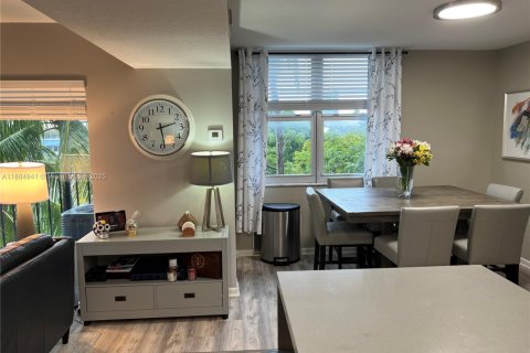 Condominio en alquiler en Fort Lauderdale, Florida, 2 dormitorios, 103.12 m2 № 1931474 - foto 2