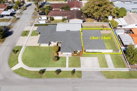 House in Miami, Florida 2 bedrooms, 120.77 sq.m. № 1972499