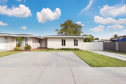 House in Miami, Florida 2 bedrooms, 120.77 sq.m. № 1972499 - photo 24