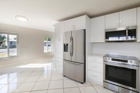 House in Miami, Florida 2 bedrooms, 120.77 sq.m. № 1972499 - photo 12