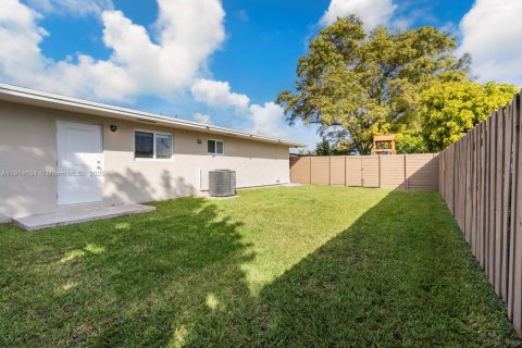 House in Miami, Florida 2 bedrooms, 120.77 sq.m. № 1972499 - photo 7