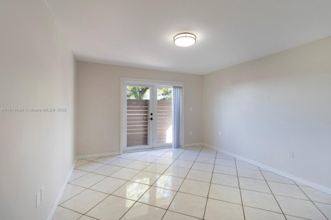 House in Miami, Florida 2 bedrooms, 120.77 sq.m. № 1972499 - photo 15