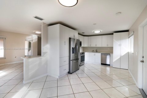 House in Miami, Florida 2 bedrooms, 120.77 sq.m. № 1972499 - photo 11