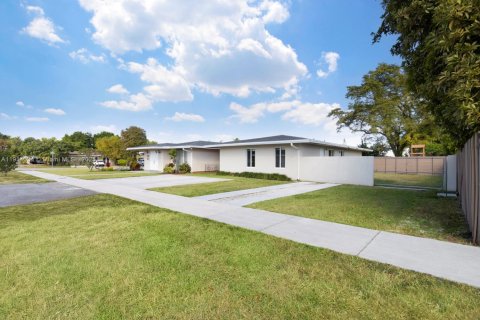 House in Miami, Florida 2 bedrooms, 120.77 sq.m. № 1972499 - photo 25