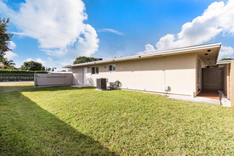 House in Miami, Florida 2 bedrooms, 120.77 sq.m. № 1972499 - photo 27