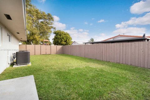 House in Miami, Florida 2 bedrooms, 120.77 sq.m. № 1972499 - photo 8