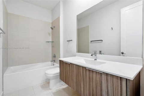 Townhouse in LANDMARK in Doral, Florida 3 bedrooms, 151.24 sq.m. № 1839197 - photo 28