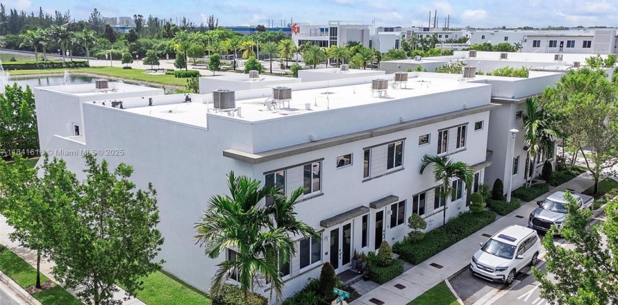 Townhouse in LANDMARK in Doral, Florida 3 bedrooms, 151.24 sq.m. № 1839197