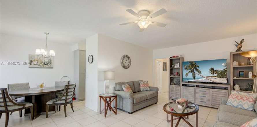 Кондоминиум с 2 спальнями в Халландейл-Бич, Флорида № 2002231