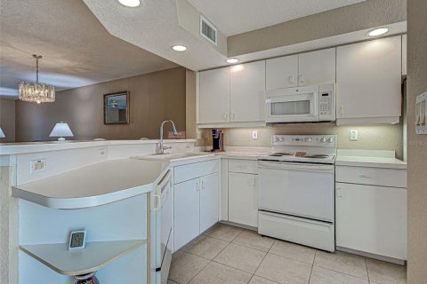 Condo in North Port, Florida, 2 bedrooms  № 1780478 - photo 7
