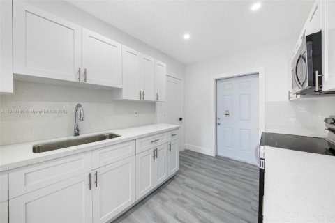 Villa ou maison à vendre à Miami, Floride: 3 chambres, 61.69 m2 № 1966493 - photo 9