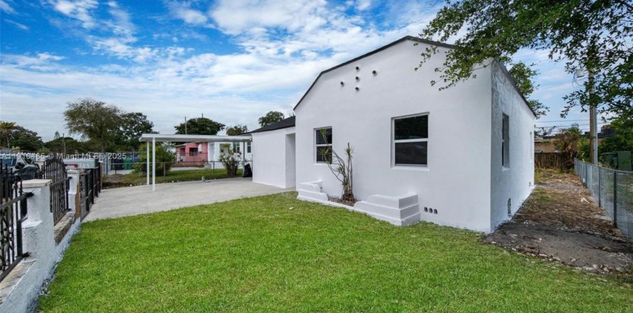 Villa ou maison à Miami, Floride 3 chambres, 61.69 m2 № 1966493