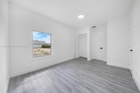 Villa ou maison à vendre à Miami, Floride: 3 chambres, 61.69 m2 № 1966493 - photo 11