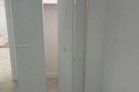 Снять в аренду квартиру в Форт-Лодердейл, Флорида 1 спальня, 112.6м2, № 1992559 - фото 4