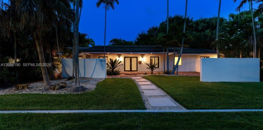 House in Pinecrest, Florida 4 bedrooms, 290.88 sq.m. № 2377026