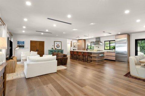 House in Pinecrest, Florida 4 bedrooms, 290.88 sq.m. № 2377026 - photo 3