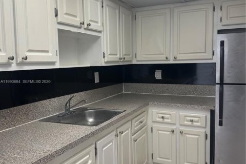 Condo in North Miami, Florida, 2 bedrooms № 2255808 - photo 5