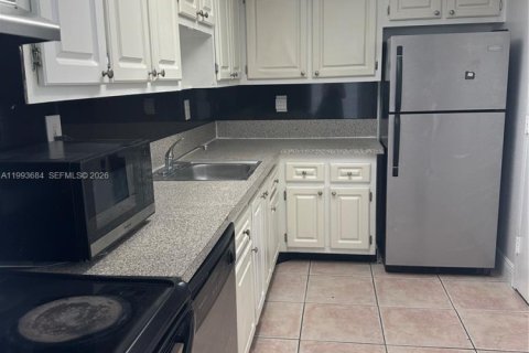 Condo in North Miami, Florida, 2 bedrooms № 2255808 - photo 4