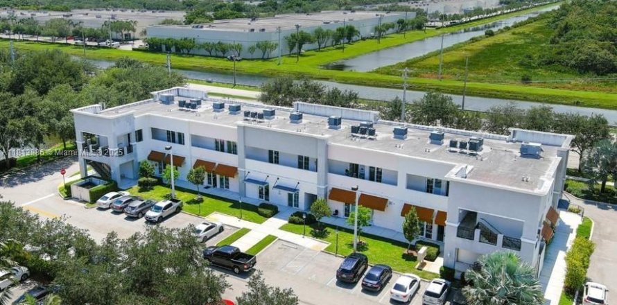 Propiedad comercial en Miramar, Florida № 1783999