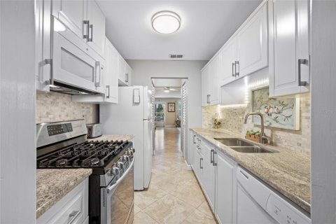 Condo in Saint Petersburg, Florida, 1 bedroom  № 1894611 - photo 16
