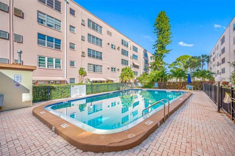 Condo in Saint Petersburg, Florida, 1 bedroom  № 1894611 - photo 27
