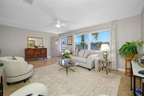 Condo in Saint Petersburg, Florida, 1 bedroom  № 1894611 - photo 3