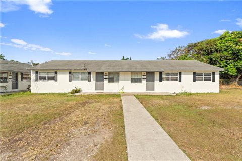 Commercial property in Homestead, Florida 394.65 sq.m. № 1861119 - photo 2