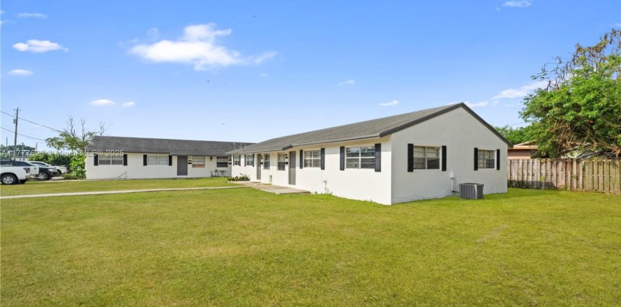 Commercial property in Homestead, Florida 394.65 sq.m. № 1861119