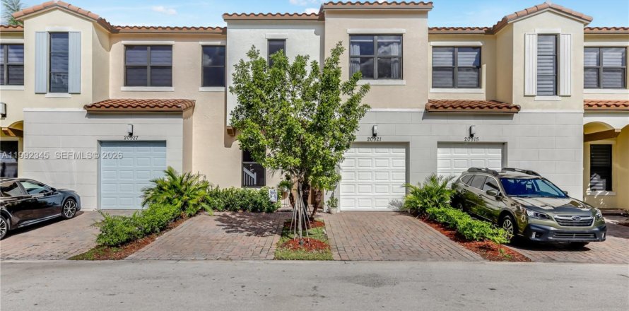 Таунхаус в Пемброк-Пайнс, Флорида 3 спальни, 157.19м2 № 2067064