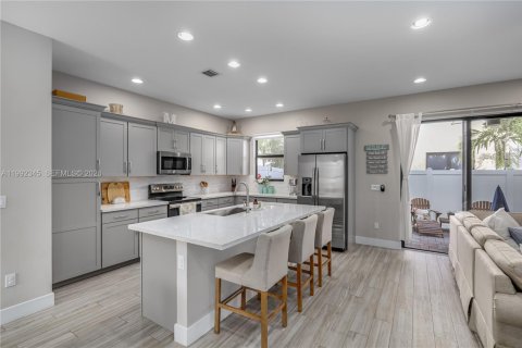 Купить таунхаус в Пемброк-Пайнс, Флорида 3 спальни, 157.19м2, № 2067064 - фото 2