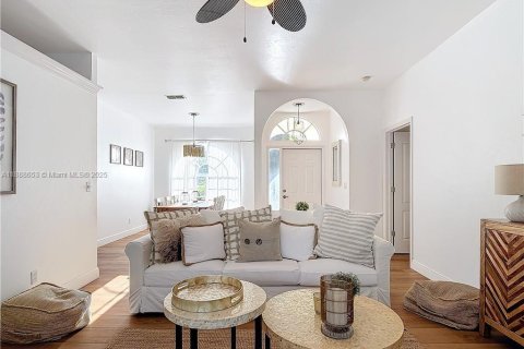 House in Naples, Florida 3 bedrooms, 181.62 sq.m. № 2018231 - photo 3