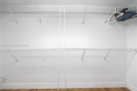 House in Naples, Florida 3 bedrooms, 181.62 sq.m. № 2018231 - photo 8