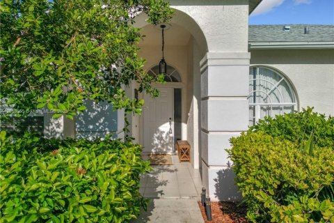 House in Naples, Florida 3 bedrooms, 181.62 sq.m. № 2018231 - photo 2