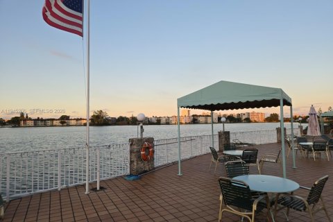 Copropriété à louer à Miami, Floride: 2 chambres, 90.58 m2 № 2001547 - photo 27