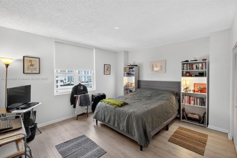 Condo in Miami, Florida, 1 bedroom  № 1946990 - photo 13