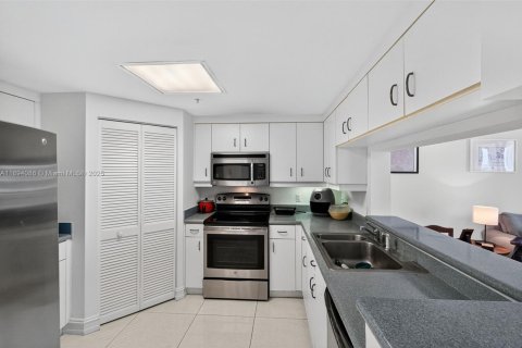Condo in Miami, Florida, 1 bedroom  № 1946990 - photo 7