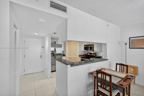 Condo in Miami, Florida, 1 bedroom  № 1946990 - photo 11