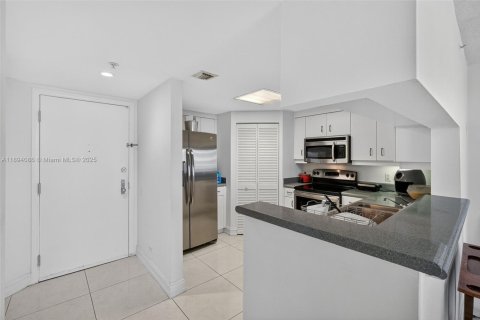 Condo in Miami, Florida, 1 bedroom  № 1946990 - photo 9