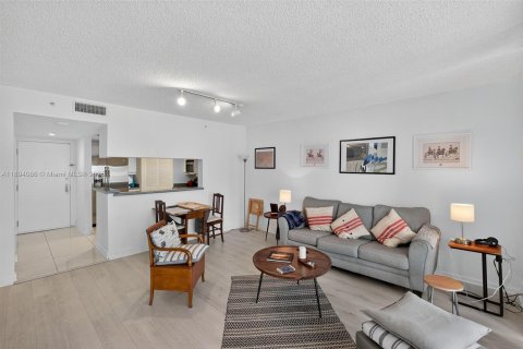 Condo in Miami, Florida, 1 bedroom  № 1946990 - photo 3