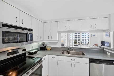 Condo in Miami, Florida, 1 bedroom  № 1946990 - photo 8