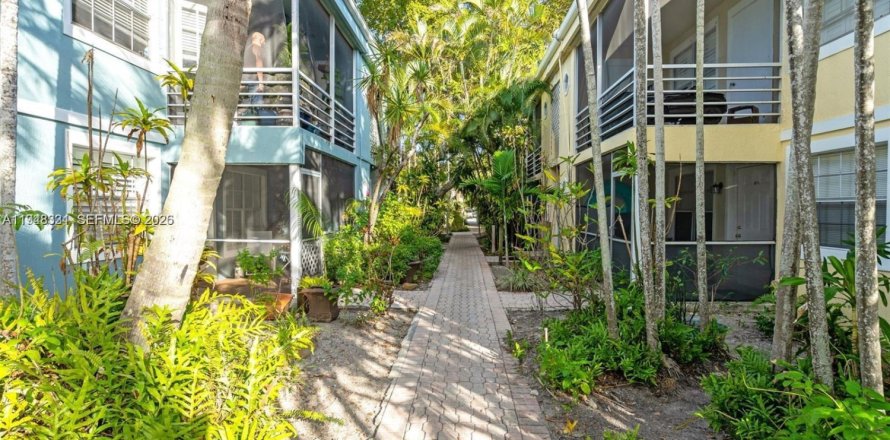 Condominio en Pompano Beach, Florida, 2 dormitorios  № 2152978