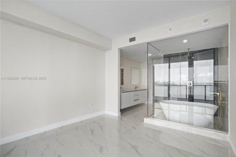 Apartamento en alquiler en Miami, Florida, 2 dormitorios, 141.49 m2 № 2076991 - foto 27